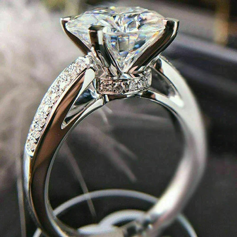 Huitan Classic Wedding Engagement Ring for Women Brilliant