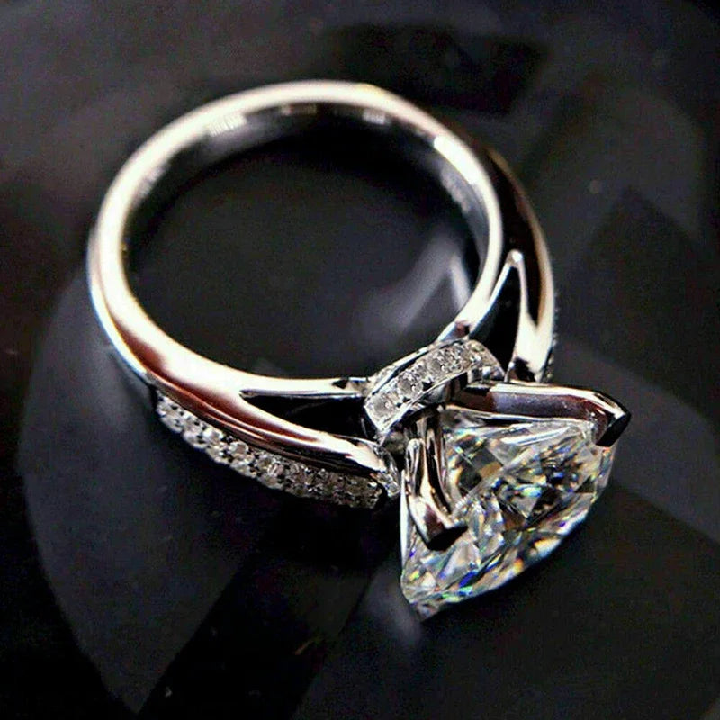 Huitan Classic Wedding Engagement Ring for Women Brilliant